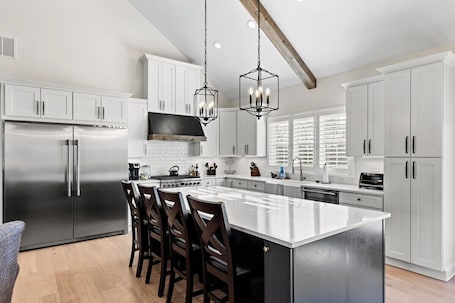 冷蔵庫、電子レンジ、オーブン、コンロ. This house is a 4 bedroom(s), 3 bathrooms, located in Lancaster, KY.