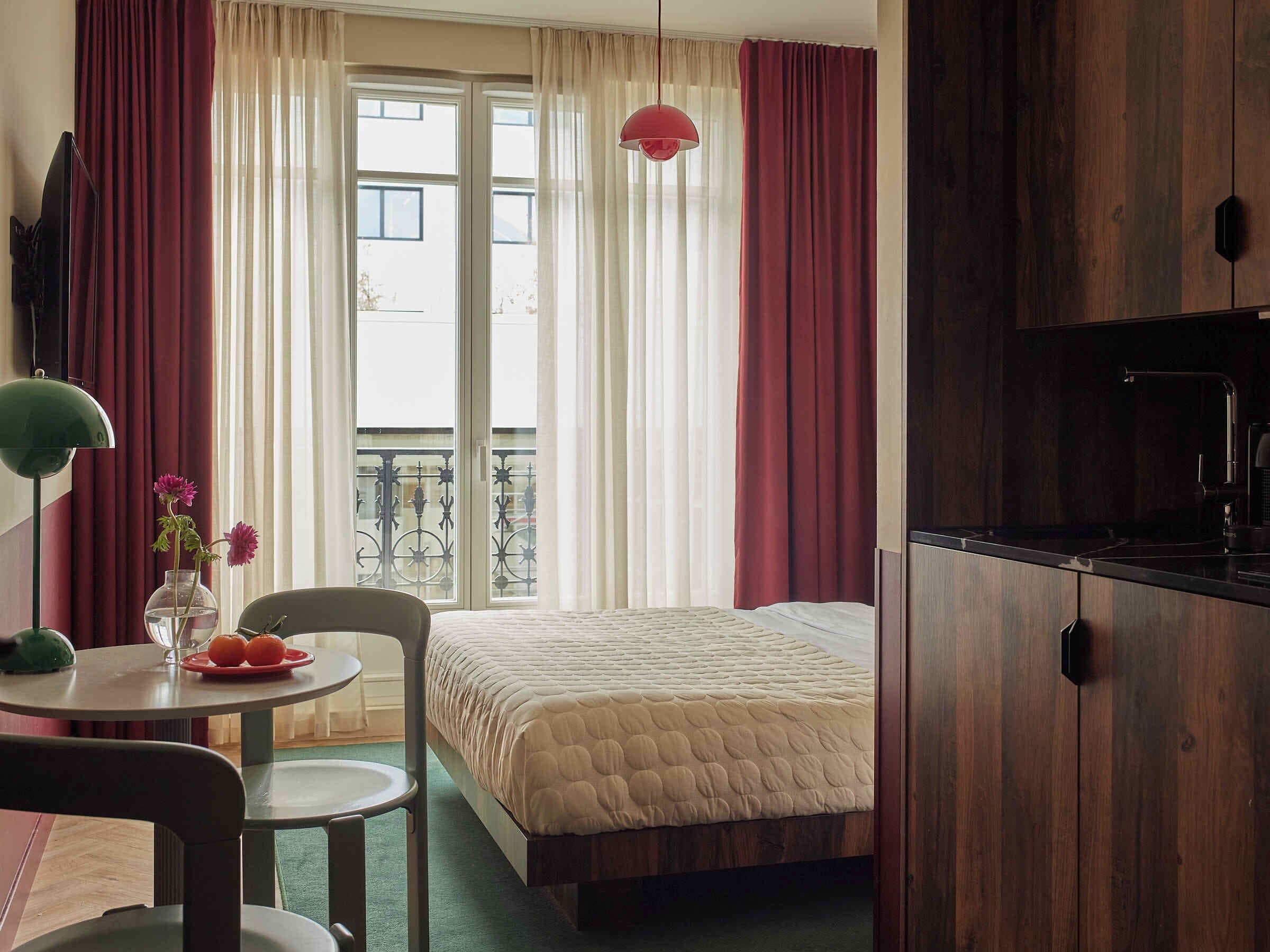 Medium Studio with Kitchenette | Sengetøy av topp kvalitet, safe på rommet og individuelt dekorert