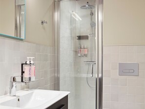 Dusj, regndusjhode, designertoalettartikler og hårføner