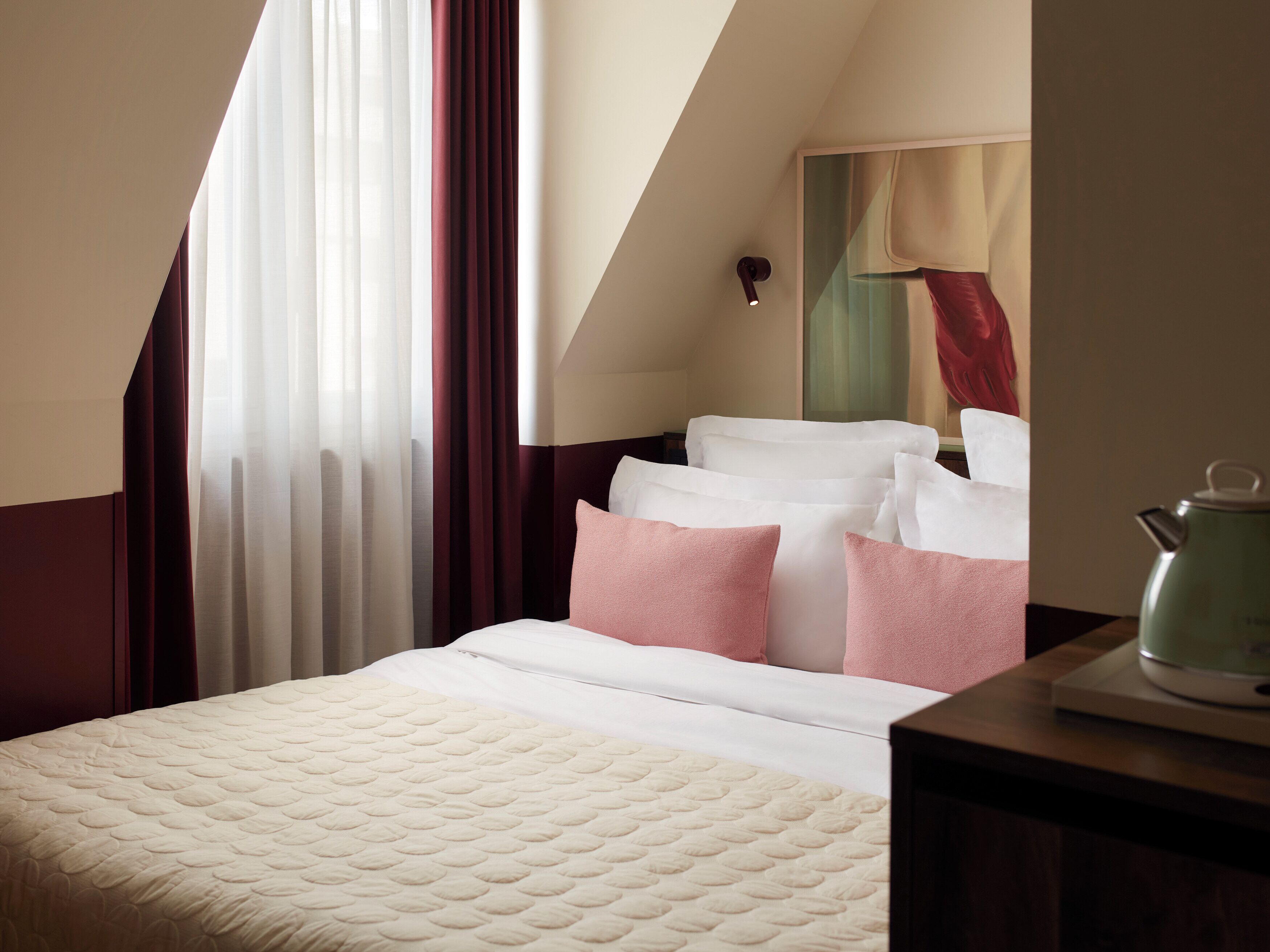 Small Room | 高級寝具、セーフティボックス (室内)、客室ごとに異なる装飾、遮光カーテン