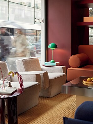 Lobby sitting area - Numa Paris Champs-Élysées (Paris)