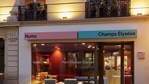 En butik med skiltning for 'Numa' og 'Champs Elysees'.