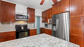 Geladeira, micro-ondas, fogão, cooktop