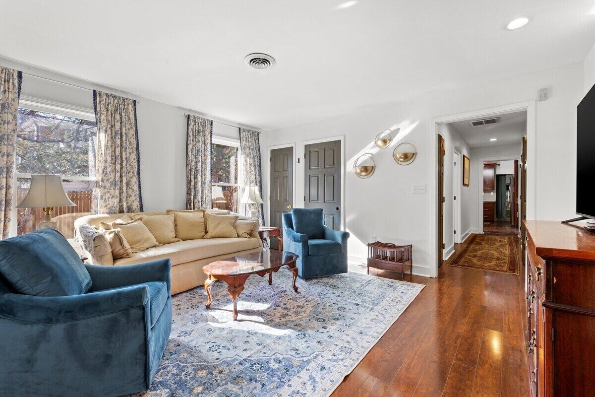 This apartment is a 3 bedroom(s), 1 bathrooms, located in Lexington, KY.