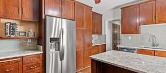 This apartment is a 5 bedroom(s), 2 bathrooms, located in Lexington, KY.