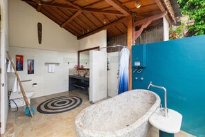 Séchoir à cheveux, bidet, serviettes fournies, savon