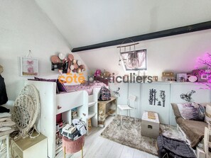 3 habitaciones, tabla de planchar con plancha, wifi y ropa de cama 