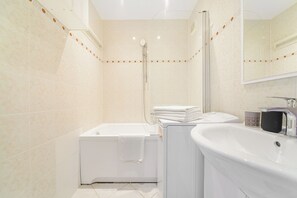 Comfort-Apartment | Badezimmer | Badewanne, Haartrockner, Handtücher, Seife