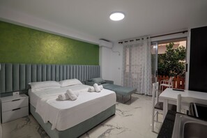 Chambre triple, vue sur le jardin | Système d’insonorisation, accès au Wi-Fi (inclus), literie fournie