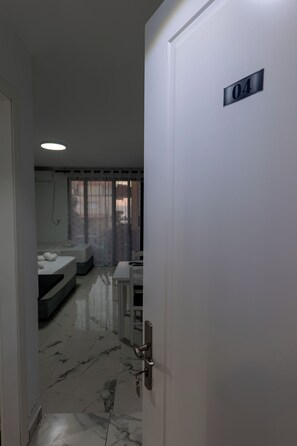 Dreibettzimmer, Meerblick | Schallisolierte Zimmer, kostenloses WLAN, Bettwäsche