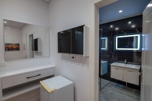 Triple Room, Balcony | Bathroom | Shower, hair dryer, towels, soap - Star&Sea Saranda (Sarandë)