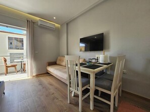 Studio, Balkon | Wohnbereich | Fernseher