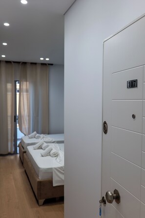 Chambre triple, balcon | Système d’insonorisation, accès au Wi-Fi (inclus), literie fournie