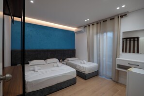 Chambre triple, balcon | Système d’insonorisation, accès au Wi-Fi (inclus), literie fournie