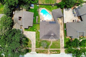 Exterior - Lux Home w/ Heated Pool & Spa: 30 Min to Downtown (Houston)