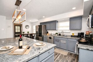 Fridge, microwave, oven, stovetop - Lux Home w/ Heated Pool & Spa: 30 Min to Downtown (Houston)