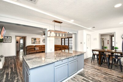 Lux Home w/ Heated Pool & Spa: 30 Min to Downtown