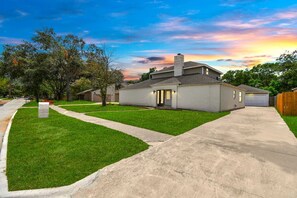 Exterior - Lux Home w/ Heated Pool & Spa: 30 Min to Downtown (Houston)