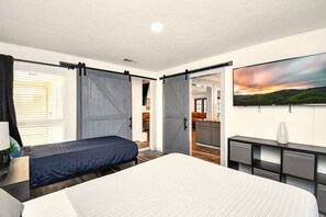 7 Schlafzimmer, Schreibtisch, Bügeleisen/Bügelbrett, Reisekinderbett