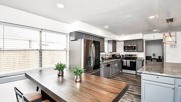 Réfrigérateur, micro-ondes, four, plaque de cuisson