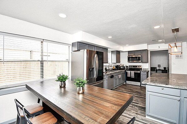 Refrigerador, microondas, horno y parrilla de estufa 