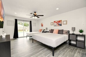 7 chambres, bureau, fer et planche à repasser, lit parapluie