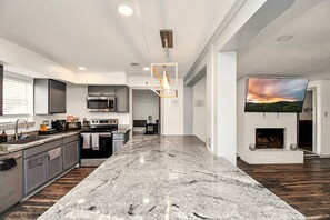 Kjøleskap, mikrobølgeovn, ovn og kokeplater