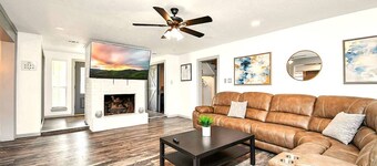 Lux Home w/ Heated Pool & Spa: 30 Min to Downtown