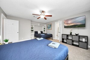 6 slaapkamers, een bureau, een strijkplank/strijkijzer, reisbedje