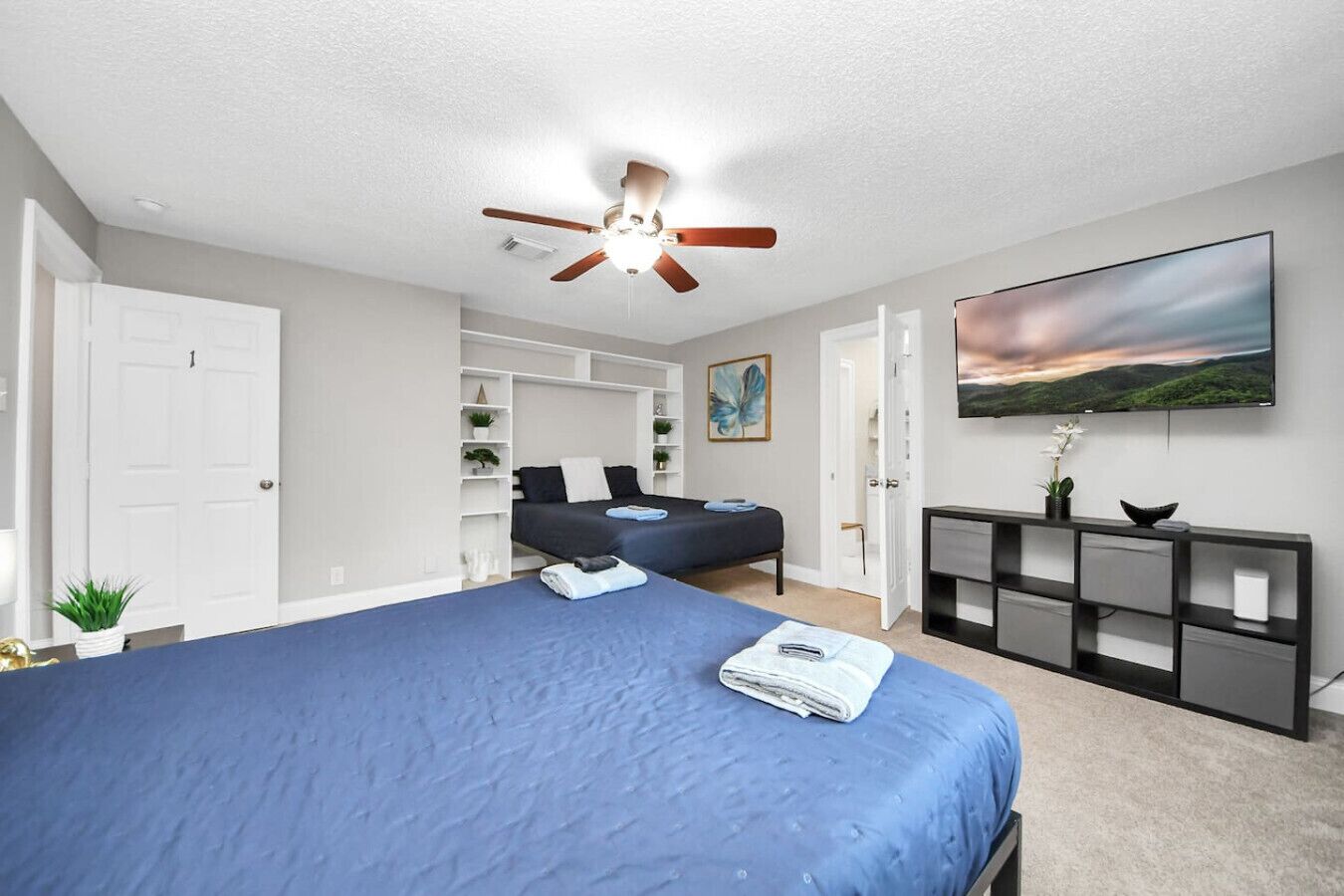 6 bedrooms, desk, iron/ironing board, travel cot