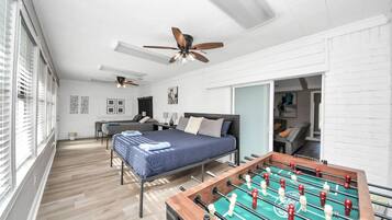 6 chambres, bureau, fer et planche à repasser, lit de bébé portatif