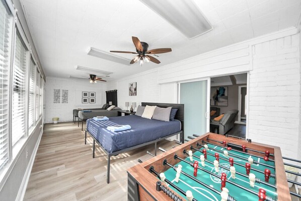 6 chambres, bureau, fer et planche à repasser, lit parapluie