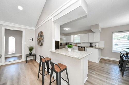 Houston 6BR Near IAH w/ Pool & BBQ