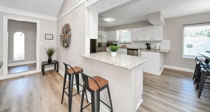 Houston 6BR Near IAH w/ Pool & BBQ