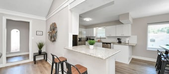 Houston 6BR Near IAH w/ Pool & BBQ
