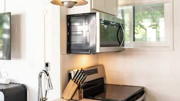 Réfrigérateur, micro-ondes, plaque de cuisson, cafetiÚre/bouilloire