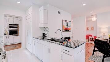 Kühlschrank, Mikrowelle, Ofen, Herdplatte