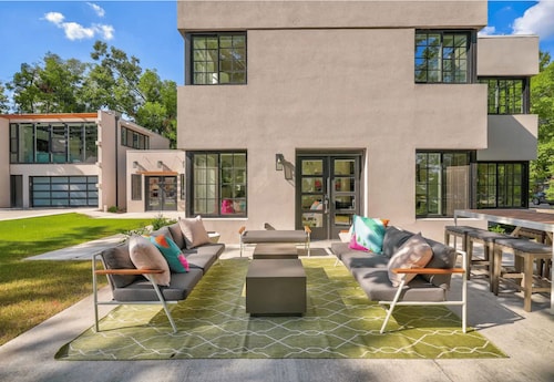 5BR Norman home 4 mins from OU Stadium. Sleeps 10 — football weekends book fast.