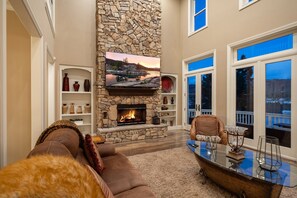 Smart-TV, Kamin, Tischtennisplatte, Arbeitsbereiche