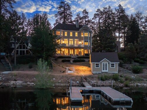 LakeFront Manor, amazing luxurious home, with dock and hot tub!