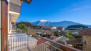 A balcony with a view of a mountain and surrounding buildings. - Appartamento Blu in Riva del Garda (Riva del Garda)