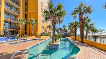 2 inomhuspooler och 2 utomhuspooler