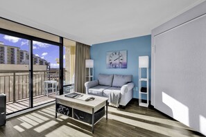 Signature stúdió, több ágy, erkély, kilátással az óceánra | Nappalirész | Okostévé