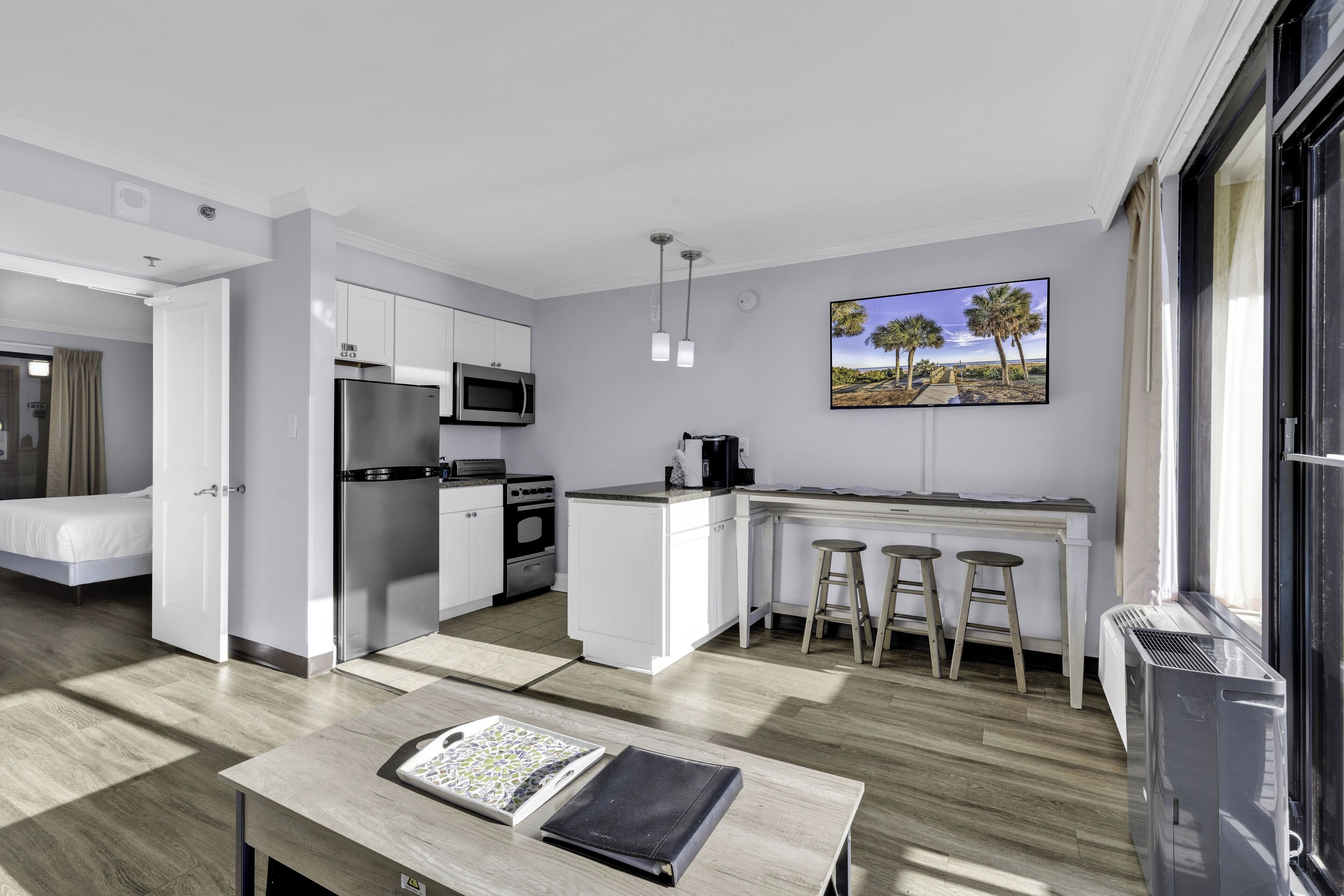 Signature studio, meerdere bedden, balkon, uitzicht op oceaan | Privékeuken | Een koelkast, een magnetron, een oven, een kookplaat