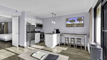 Signature studio, meerdere bedden, balkon, uitzicht op oceaan | Privékeuken | Een koelkast, een magnetron, een oven, een kookplaat