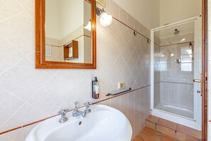 2 bedrooms - Poppy apt With Shared Pool (Castiglione del Lago)