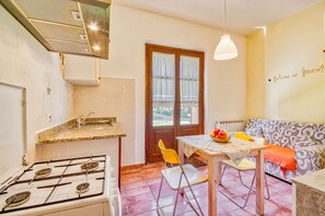 Apartment | 1 bedroom - Pomegranate apt With Shared Pool (Castiglione del Lago)