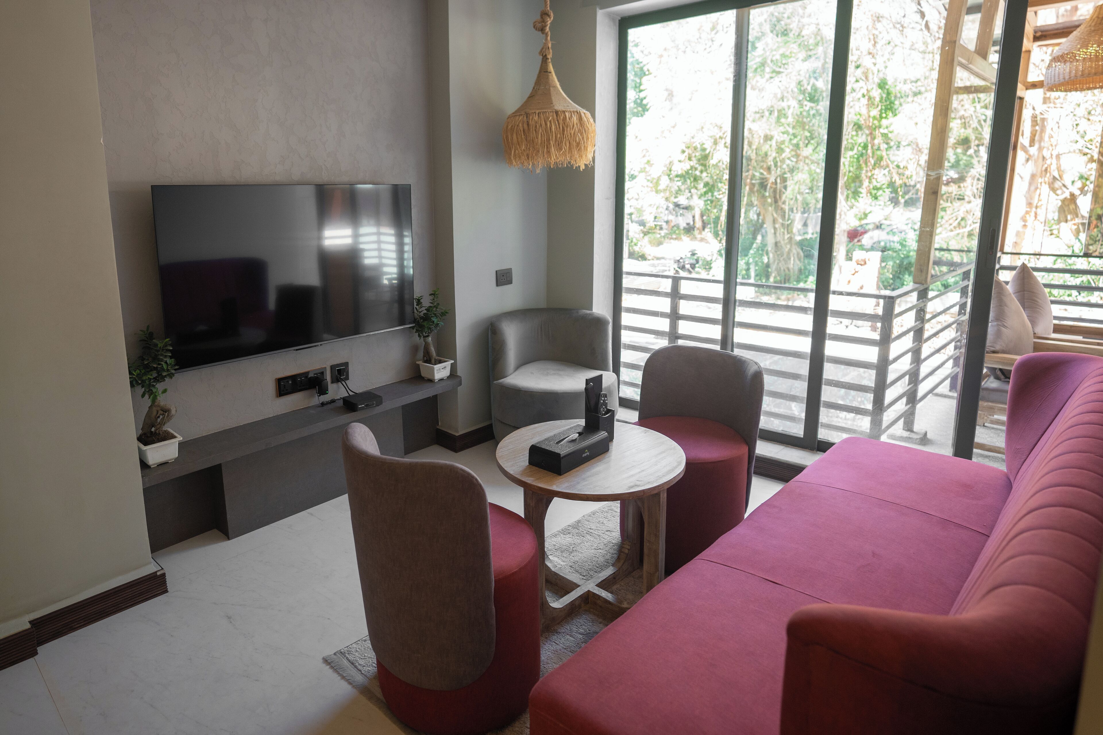 Junior suite with Jacuzzi and Bathtub | Living area | 29-inch flat-screen TV with satellite channels