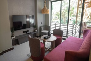 Junior suite with Jacuzzi and Bathtub | 起居區 | 29-吋平面電視，提供衛星頻道