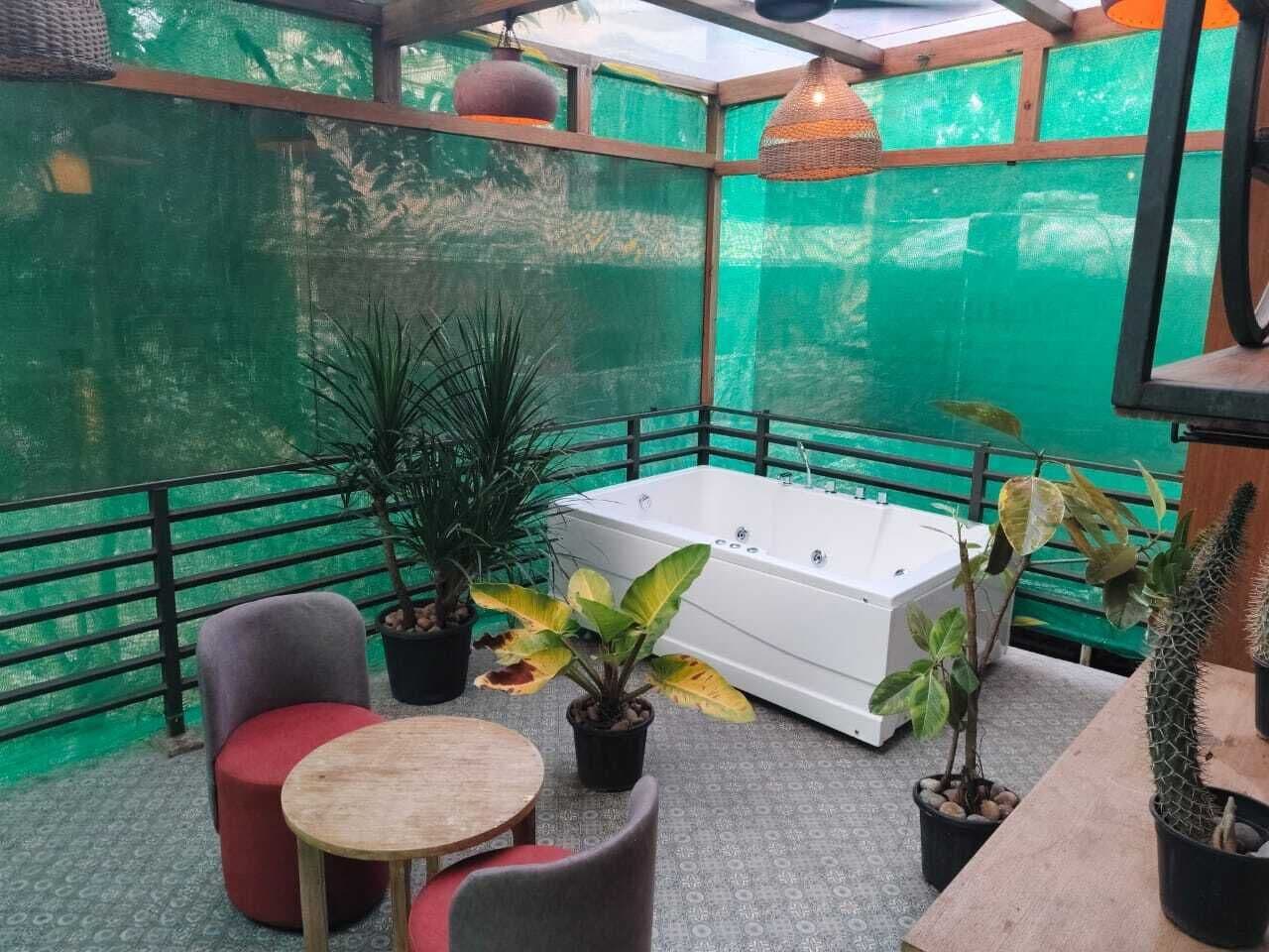 Junior suite with Jacuzzi and Bathtub | Míníbar, straujárn/strauborð, rúmföt